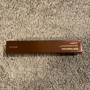 Hourglass foundation brush